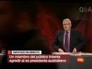 Ir al Video&nbsp;Lanzan un zapato al ex primer ministro australiano John Howard durante un programa de TV