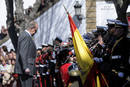 El rey se inclina ante la bandera de Espa&ntilde;a durante los actos de La Pepa