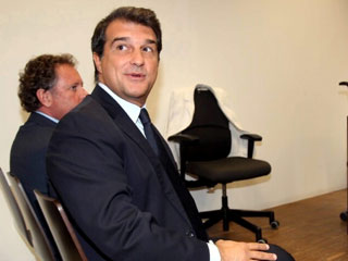 Laporta se sienta en el banquillo