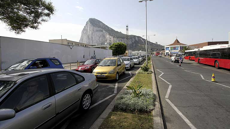 Largas colas para entrar y salir de Gibraltar