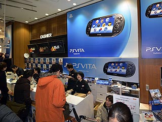 Ver v&iacute;deo  'Largas colas en Jap&oacute;n para comprar la nueva PS Vita'