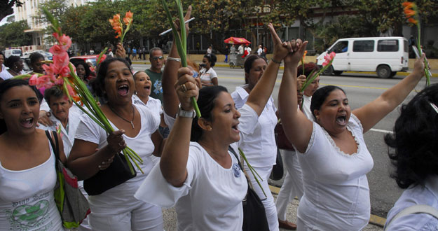 Las Damas de Blanco protestan en el s&eacute;ptimo aniversario del encarcelamiento de 75 opositores condenados en 2003.