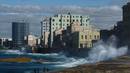 Las olas golpean contra el malec&oacute;n de La Habana