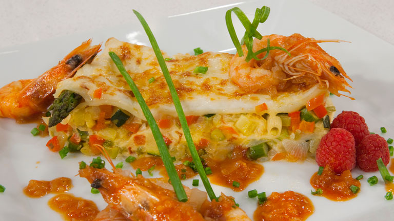 Saber Cocinar - Lasa&ntilde;a  gratinada de verduras con langostinos