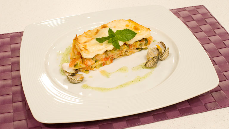 Saber cocinar - Lasa&ntilde;a de verduras y marisco con salsa de menta