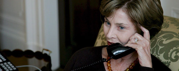 La primera dama de Estados Unidos, Laura Bush, llama el 5 de noviembre de 2008 a Michelle Obama. Le felicita y le invita a que conozca la Casa Blanca junto a sus hijas.