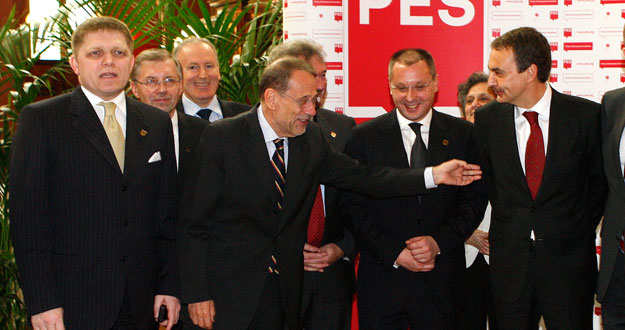 Zapatero, junto a l&iacute;deres socialistas europeos en una reuni&oacute;n del PSE celebrada en 2008.