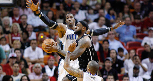 LeBron James intenta entrar a canasta ante la oposición de los jugadores de Orlando, Dwight Howard y Jameer Nelson. LeBron James intenta entrar a canasta ante la oposición de los jugadores de Orlando, Dwight Howard y Jameer Nelson.