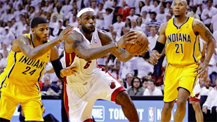 LeBron James adelanta a Miami LeBron James adelanta a Miami