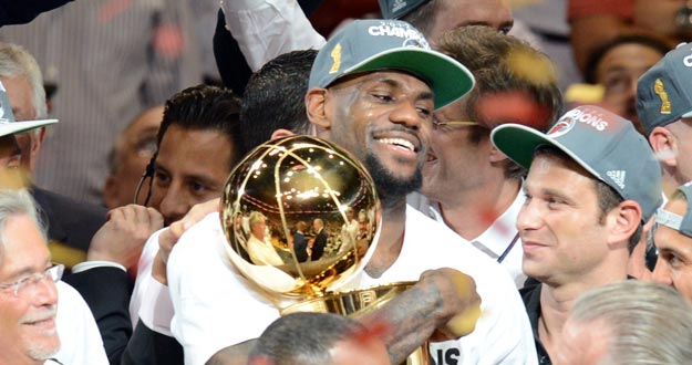 LeBron James, con el trofeo de campeón de la NBA tras ganar con los Heat a los Thunder y ser el 'MVP' de las finales. LeBron James, con el trofeo de campeón de la NBA tras ganar con los Heat a los Thunder y ser el 'MVP' de las finales.