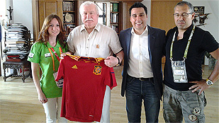Ver v&iacute;deo  'Lech Walesa se pone la camiseta de La Roja'