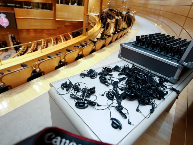 Los senadores ya utilizan las lenguas cooficiales en el pleno