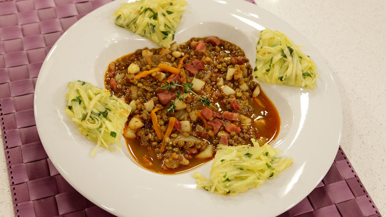 Saber cocinar - Lentejas estofadas con sepia al ajillo y tortitas de patata 