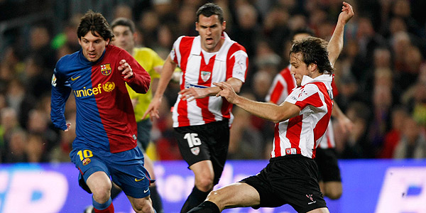 Leo Messi trata de irse de Carlos Gurpegi durante la final de Copa en Mestalla de 2009. Leo Messi trata de irse de Carlos Gurpegi durante la final de Copa en Mestalla de 2009.