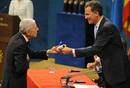 Leonad Cohen hace uno de sus t&iacute;picos gestos en agrdecimiento por el premio.