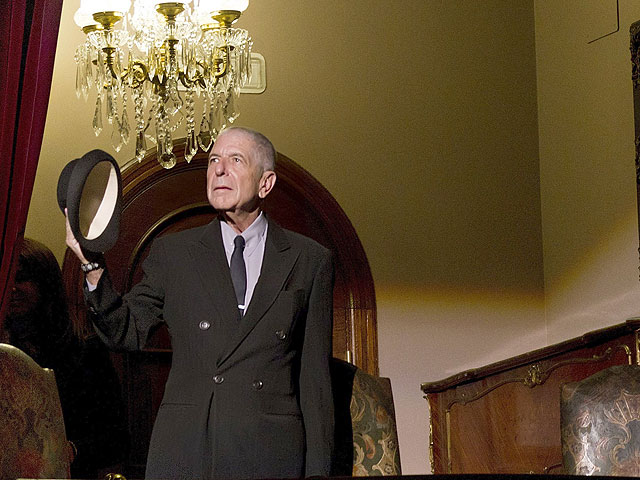 Leonard Cohen asiste al homenaje de poetas y m&uacute;sicos a su obra
