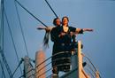 Leonardo DiCaprio (Jack Dawson) dibujando a Kate Winslet (Rose DeWitt Bukater), en la proa del Titanic
