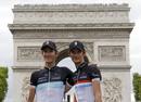 Los hermanos Schleck posan ante el Arco del Triunfo de Par&iacute;s.