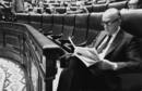 Leopoldo Calvo Sotelo lee el peri&oacute;dico en el a&ntilde;o 1982 en su esca&ntilde;o del Congreso de los Diputados