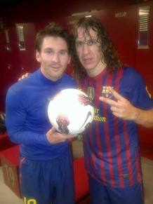 "Les mando una fotito que me regaló Puyol de este partido con el Valencia", dice Messi en su Facebook. "Les mando una fotito que me regaló Puyol de este partido con el Valencia", dice Messi en su Facebook.