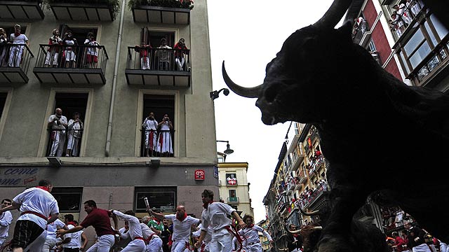 Levanta a un mozo por los aires