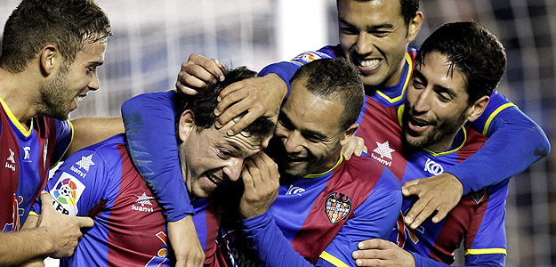 El delantero del Levante Rub&eacute;n Su&aacute;rez celebra con sus compa&ntilde;eros el cuarto gol de su equipo frente al Alcorc&oacute;n.