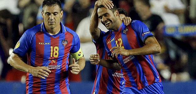 El defensa del Levante Juanfran García celebra con sus compañeros el primer gol de su equipo. El defensa del Levante Juanfran García celebra con sus compañeros el primer gol de su equipo.