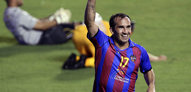 El jugador griego del Levante Gekas celebra su gol frente al Motherwell FC.