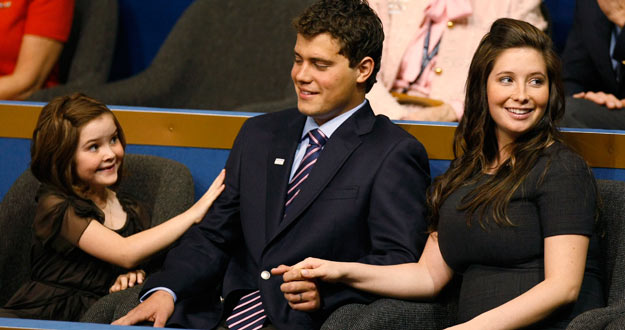 Bristol, la hija de Sarah Palin, junto a su novio Levi, padre del niño que ha dado a luz. Bristol, la hija de Sarah Palin, junto a su novio Levi, padre del niño que ha dado a luz.