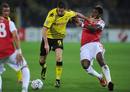Lewandowski trata de rematar ante la oposici&oacute;n de Alexandre Song, en el B.Dortmund - Arsenal