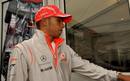 El semblante de Lewis Hamilton era mucho m&aacute;s serio al concluir el Gran Premio, puesto que no pudo puntuar y su ventaja con Massa se ha reducido a cinco puntos.