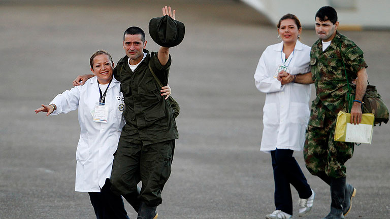 Las FARC liberan a sus 10 &uacute;ltimos rehenes militares