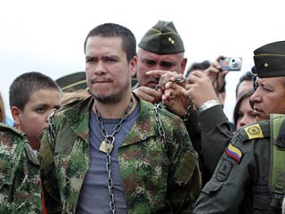 Los rehenes liberados por las FARC llegan al aeropuerto de Bogot&aacute;