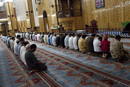 Libios en la mezquita principal de Tr&iacute;poli (Libia) durante el rezo