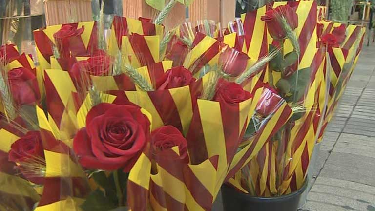 Cataluña se echa a la calle para cumplir con la tradición de regalar una rosa y un libro