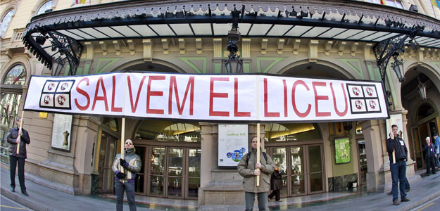 Medio centenar de trabajadores del Gran Teatro del Liceo de Barcelona se concentraron hace unos d&iacute;as ante las puertas del teatro.