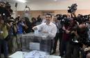 El l&iacute;der de la Coalici&oacute;n de la Izquierda Radical (Syriza) Alexis Tsipras deposita su voto