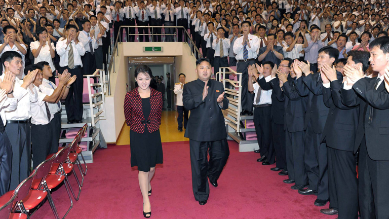 El l&iacute;der coreano Kim Joung-un y su esposa Ri Sol-ju en la entrada de un concierto