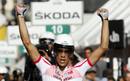 El l&iacute;der del Giro entra en meta con los brazos en alto.