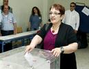 La l&iacute;der del Partido Comunista griego (KKE), Aleka Papariga, vota en un colegio electoral de Atenas.