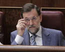 El l&iacute;der del PP, Mariano Rajoy, escucha la intervenci&oacute;n del presidente del Gobierno