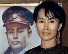 LÍDER DE LA OPOSICIÓN AUNG SAN SUU KYI LLEVADA A PRISIÓN LÍDER DE LA OPOSICIÓN AUNG SAN SUU KYI LLEVADA A PRISIÓN