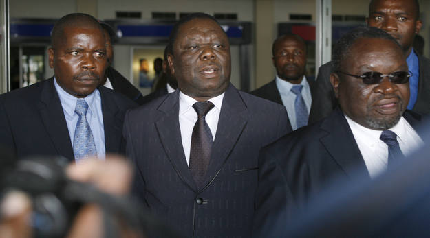 El l&iacute;der de la oposici&oacute;n, Morgan Tsvangirai, a su llegada al aeropuerto de Harere, Zimbabwe.