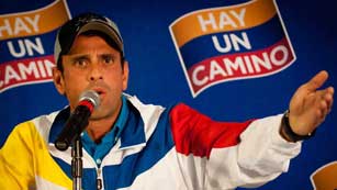 Ver v&iacute;deo  'El l&iacute;der de la oposici&oacute;n de Venezuela Henrique Capriles dice que "no tira la toalla"'