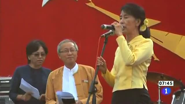 Ir al Video&nbsp;La l&iacute;der opositora birmana se niega a jurar la constituci&oacute;n para entrar en el Parlamento