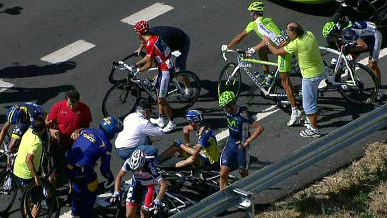 El l&iacute;der Valverde se ve envuelto en la ca&iacute;da en el pelot&oacute;n de la Vuelta