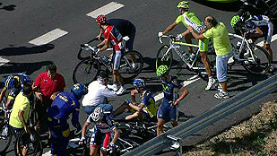 Ver v&iacute;deo  'El l&iacute;der Valverde se ve envuelto en la ca&iacute;da en el pelot&oacute;n de la Vuelta'