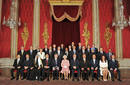 Los l&iacute;deres del G-20 posan con la Reina Isabel II de Inglaterra en el Palacio de Buckingham