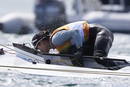 La china Lija Xu besa su embarcaci&oacute;n tras cruzar la meta y ganar el oro en la clase L&aacute;ser Radial femenina, en aguas de Weymouth, sede ol&iacute;mpica de vela.