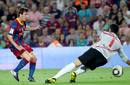 Lionel Messi (i), bate por bajo al portero del Sevilla FC, Andr&eacute;s Palop, haciendo el segundo tanto de su equipo.